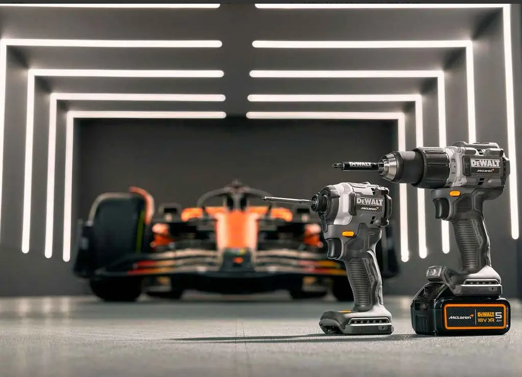 Шурупокрути набір з двох акумуляторних інструментів DeWalt McLaren F1 Team Limited Edition DCK200MP2T - фото 3