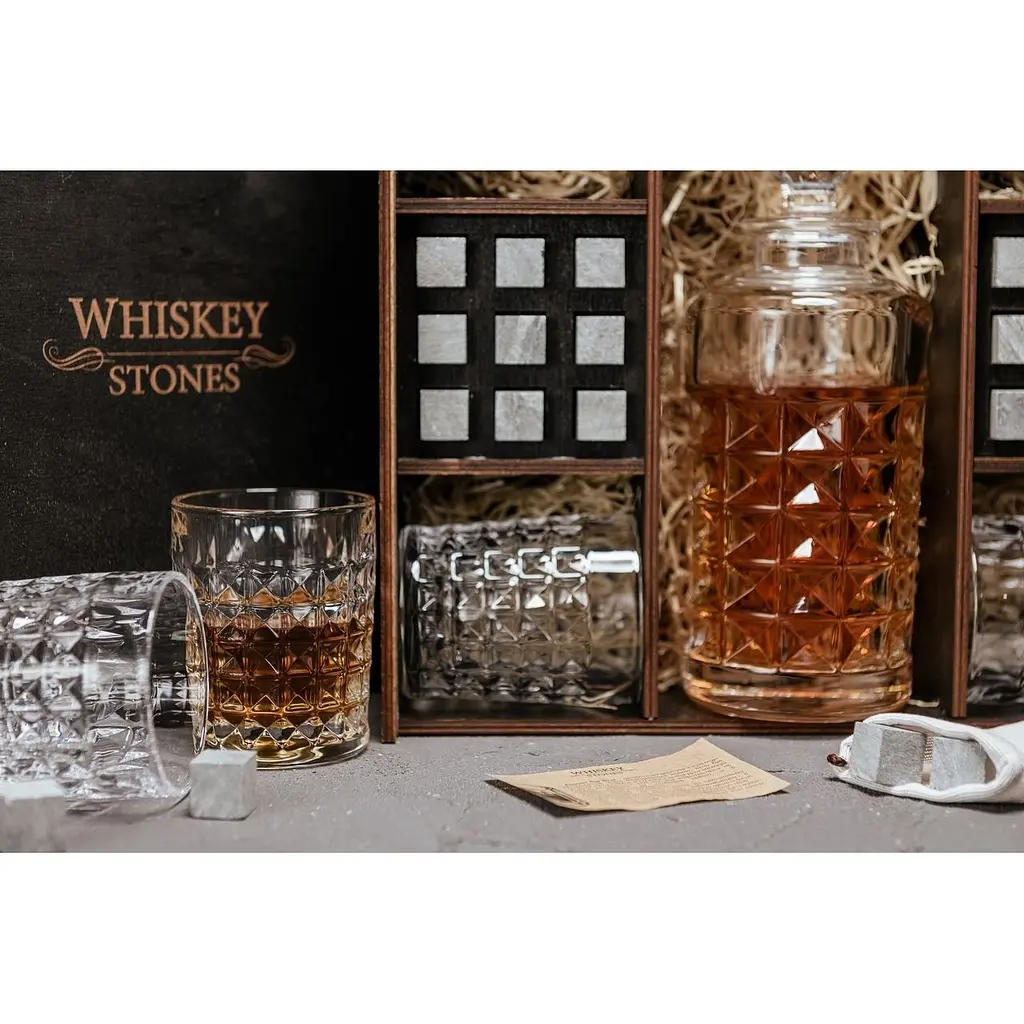 Подарунковий набір Whiskey Stones камені для віскі 18 штук + інструкція + щипці + мішечок для зберігання + 4 склянки та декантер - фото 5