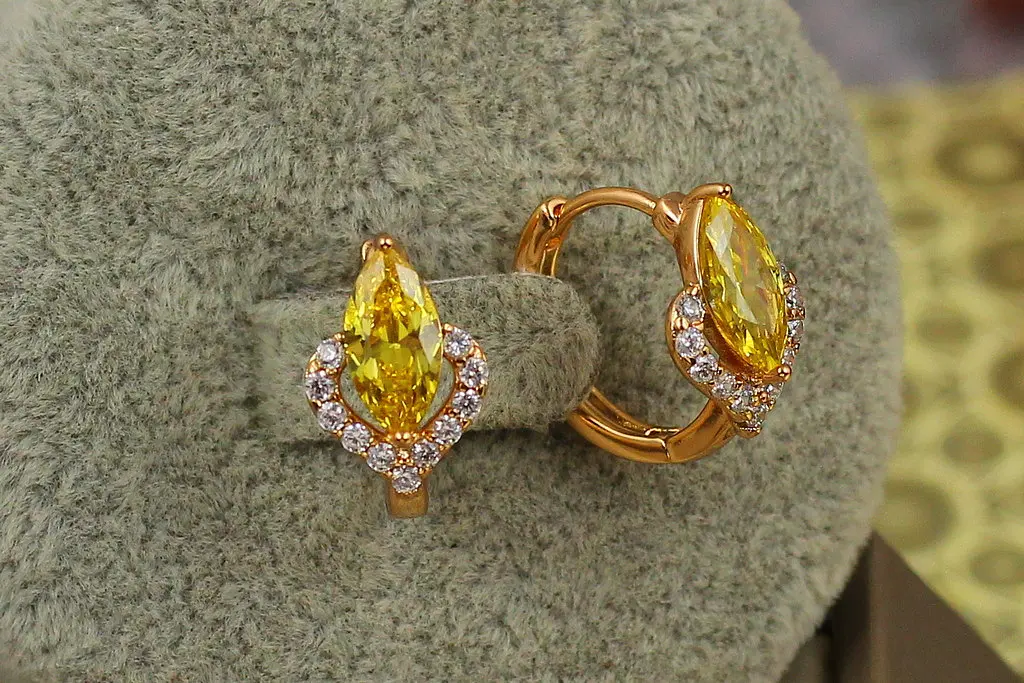 Сережки Xuping Jewelry маркиз із жовтим каменем 1.4 см золотисті - фото 2