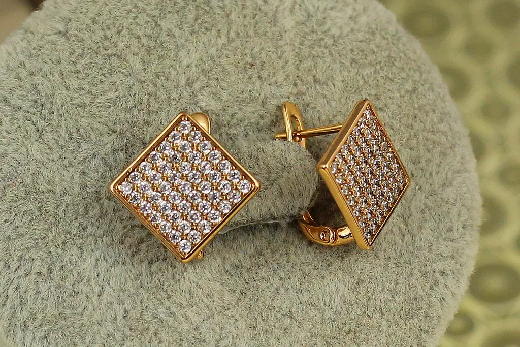 Сережки Xuping Jewelry ромб у камінчиках 1,5 см золотисті - фото 2