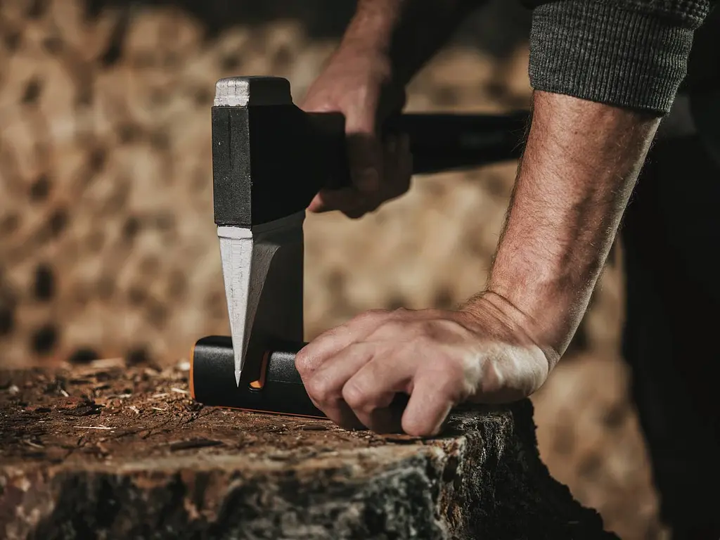 Сокира-колун Fiskars X25 XL (1015643) + Точило для сокир і ножів Fiskars (1060003) - фото 5