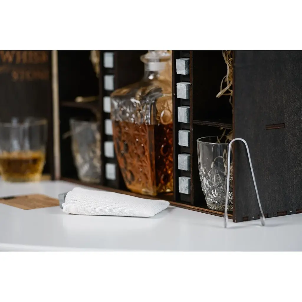 Подарунковий набір Whiskey Stones камені для віскі в дерев'яному пеналі №6 + декантер і 6 склянок Rocco Dedalo + щипці + мішечок - фото 5