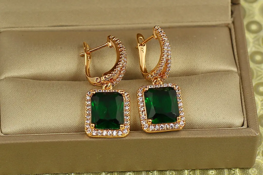 Сережки підвіски Xuping Jewelry авангард з зеленим каменем 3 см золотисті - фото 2