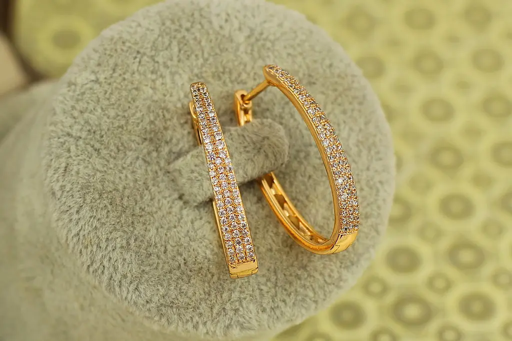 Сережки Xuping Jewelry овальні кільця з дрібними камінчиками 2,9 см золотисті - фото 2