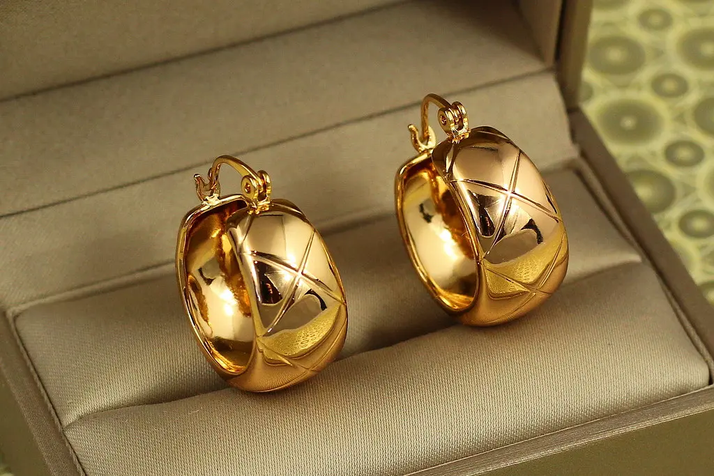 Сережки кільця Хuping Jewelry широкі гравіювання ромб 2,5 см золотисті - фото 2