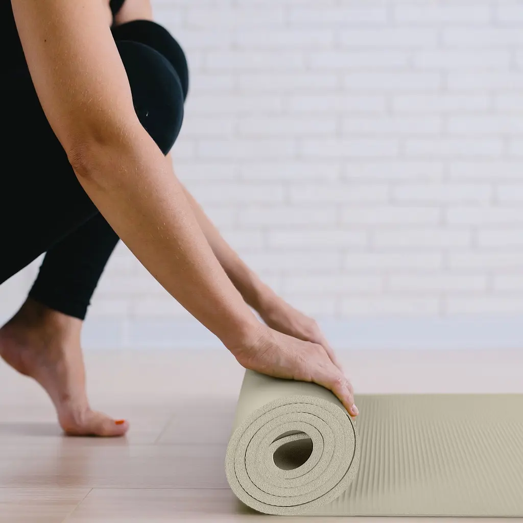 Килимок (мат) для фітнесу та йоги Gymtek NBR 1,5см світло-сірий - фото 4