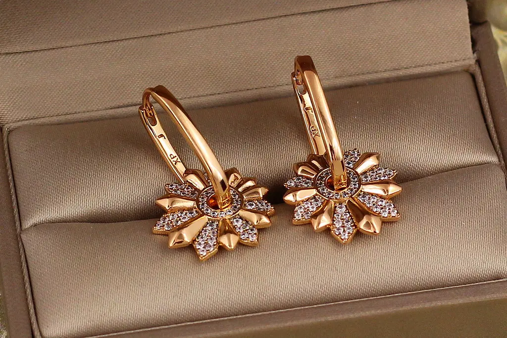Сережки Xuping Jewelry Жоржина зі зйомними квітками 3 см золотисті - фото 2