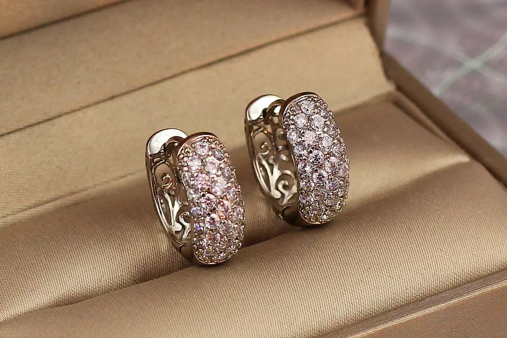 Сережки кільця Хuping Jewelry опуклі з камінням ззаду візерунок 1.8 см сріблясті - фото 2