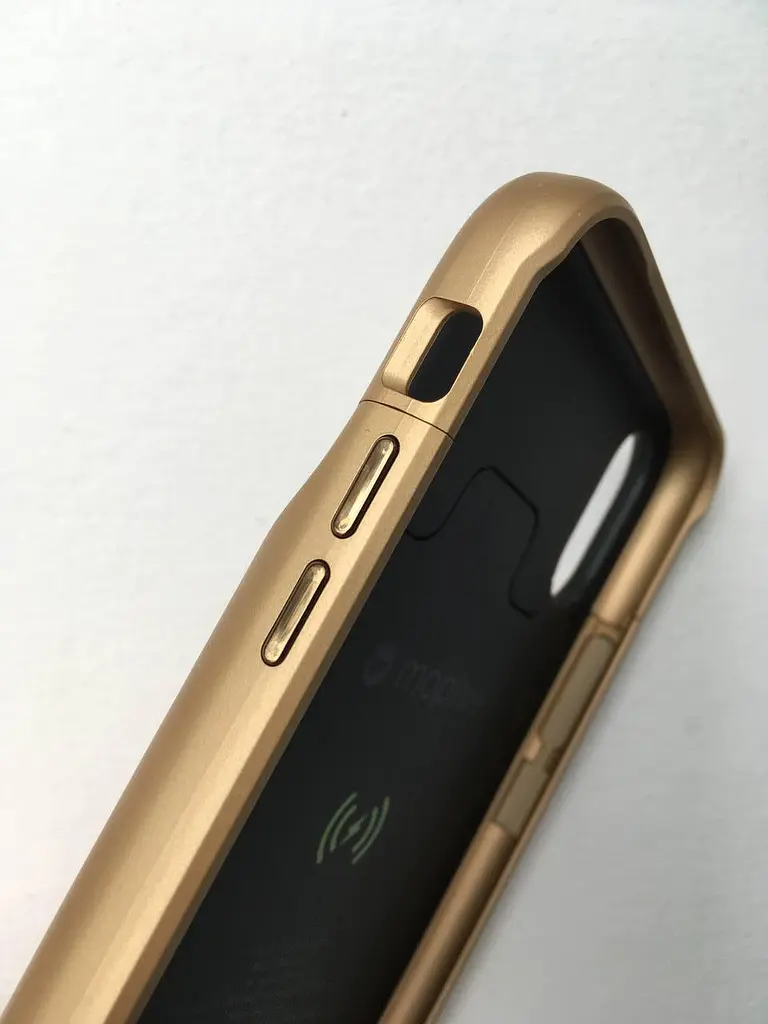 Чохол-акумулятор із бездротовою зарядкою Mophie Juice Pack Access Power Bank 2000 mAh для iPhone X/XS Gold - фото 2
