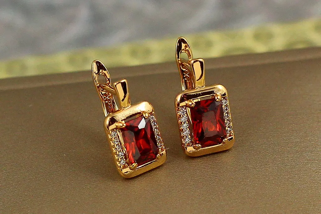 Сережки Xuping Jewelry фейлетон із червоним каменем 1,5 см золотисті - фото 2