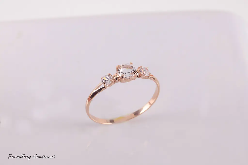 Каблучка з червоного золота з трьома каменями 19 K-0076 - фото 2