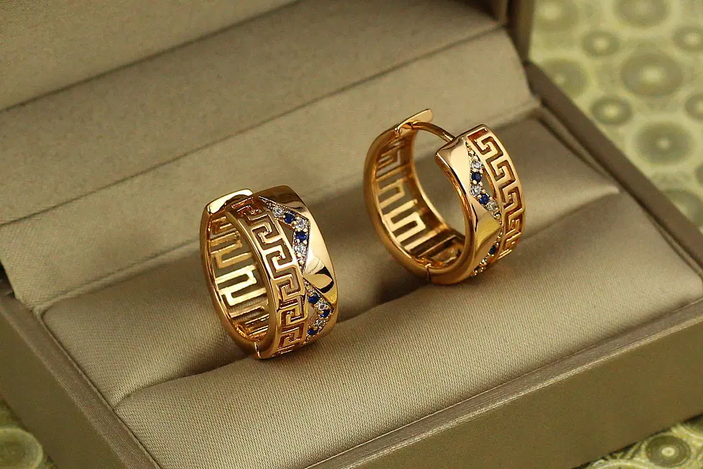Сережки кільця Хuping Jewelry широкі колечки з грецьким малюнком і синіми каменями 2 см золотисті - фото 2