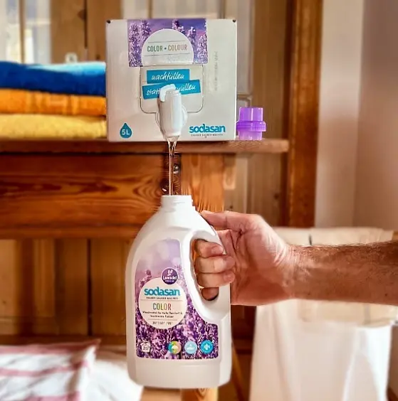 Органічний рідкий засіб Color Lavender для прання кольорових та чорних речей з пом'якшувачем води та кондиціонером SODASAN 5 л - фото 3