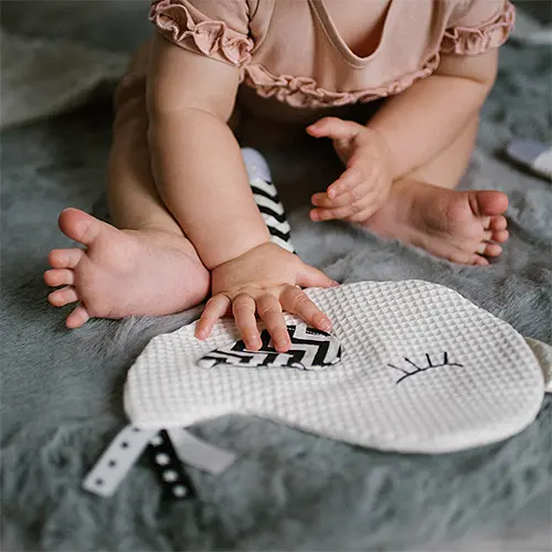 Іграшка-обіймашка BabyOno Маленька пташка з шурхотінням для малюків 26.5х27 см (2136278051) - фото 4