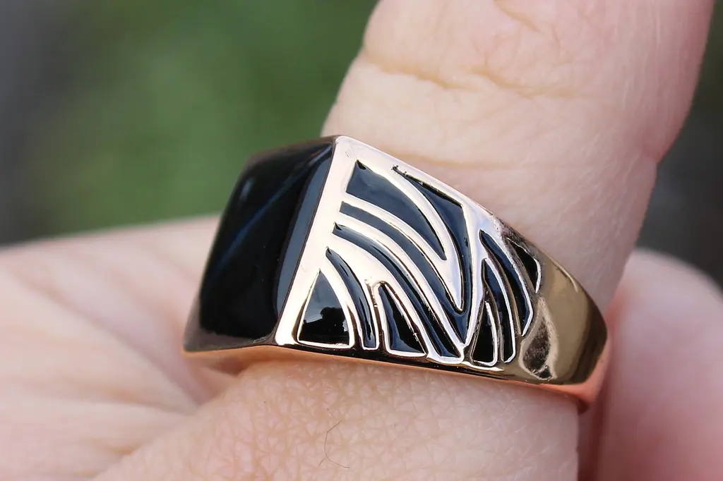 Печатка Xuping Jewelry 19 р квадратна з чорним покриттям золотиста - фото 3