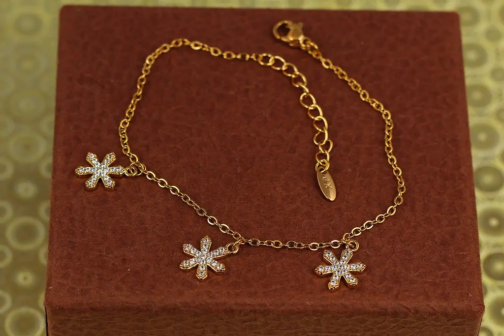 Браслет Xuping Jewelry з підвісками три квіточки 17 см подовжувач 3 см золотистий