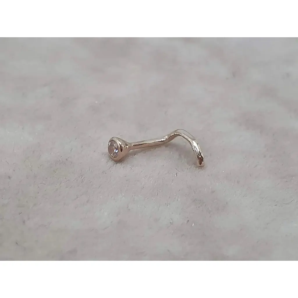 Золотая серьга-пирсинг в нос Dear с фианитом. 1023.1 - фото 2