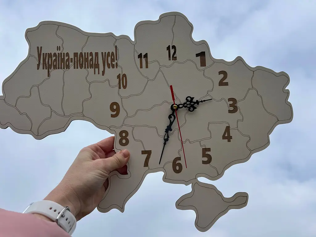 Годинник настінний у формі карти України - фото 2