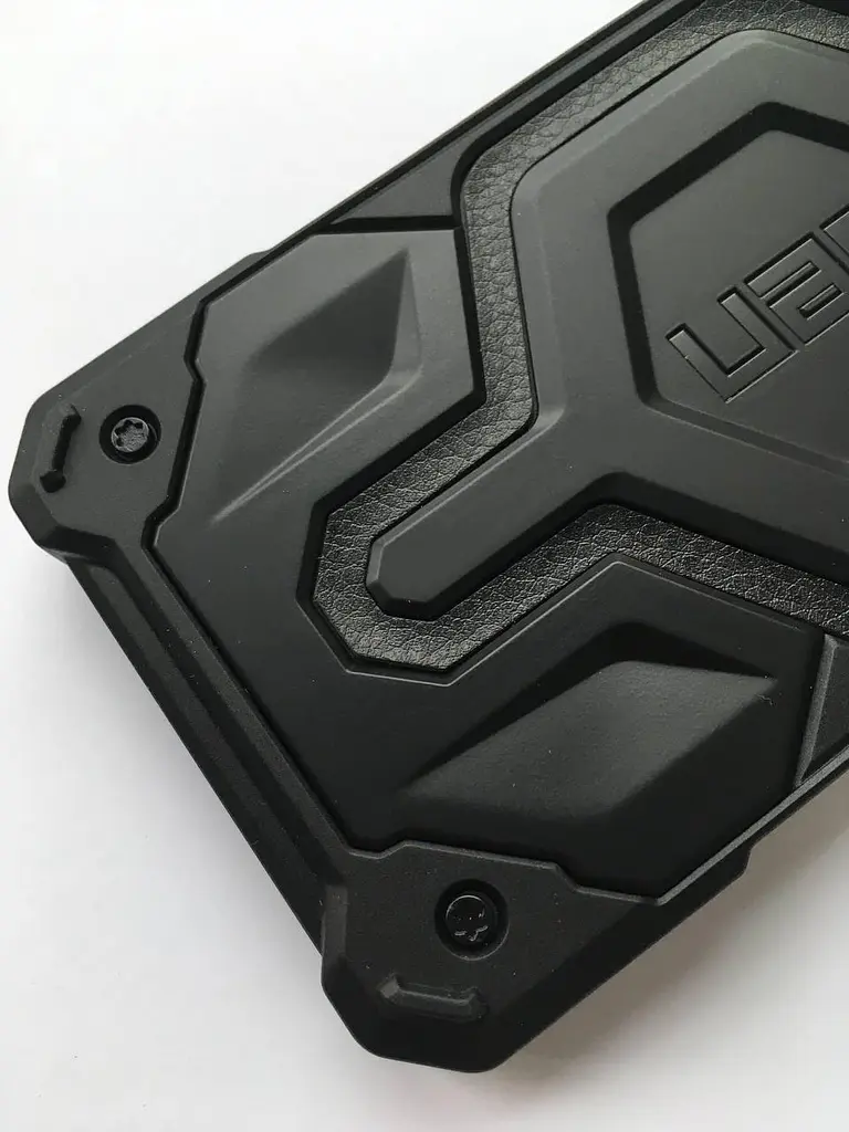Оригінальний протиударний чохол UAG Monarch Pro MagSafe для iPhone 14 Pro Black (114030114040) - фото 4