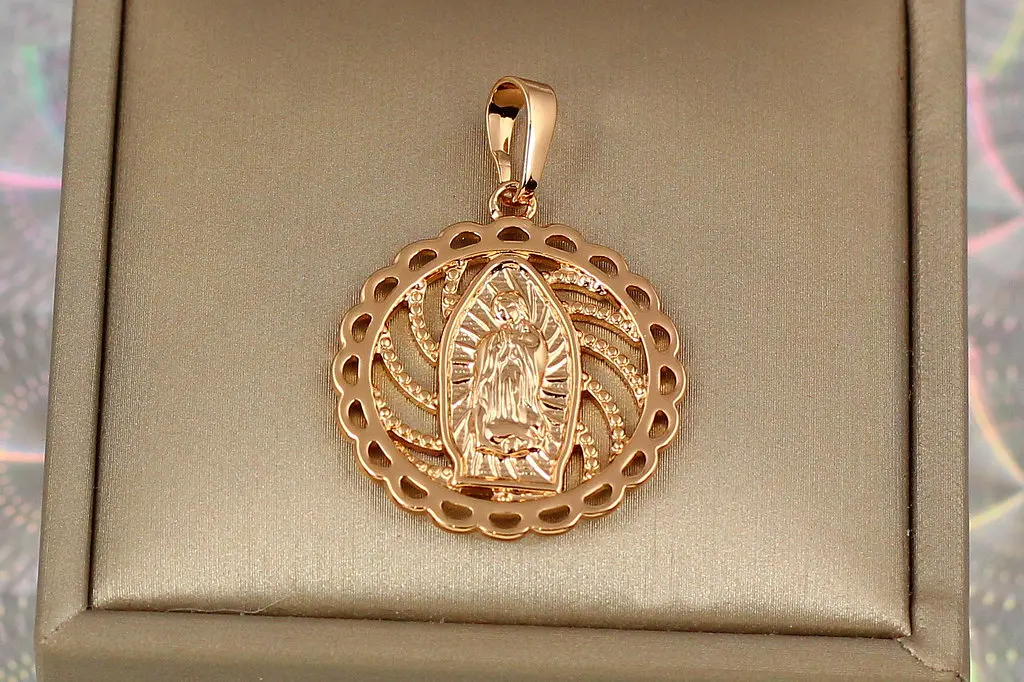Ладанка Xuping Jewelry кругла діва Марія в подвійній ажурній окантовці 2,5 см золотиста
