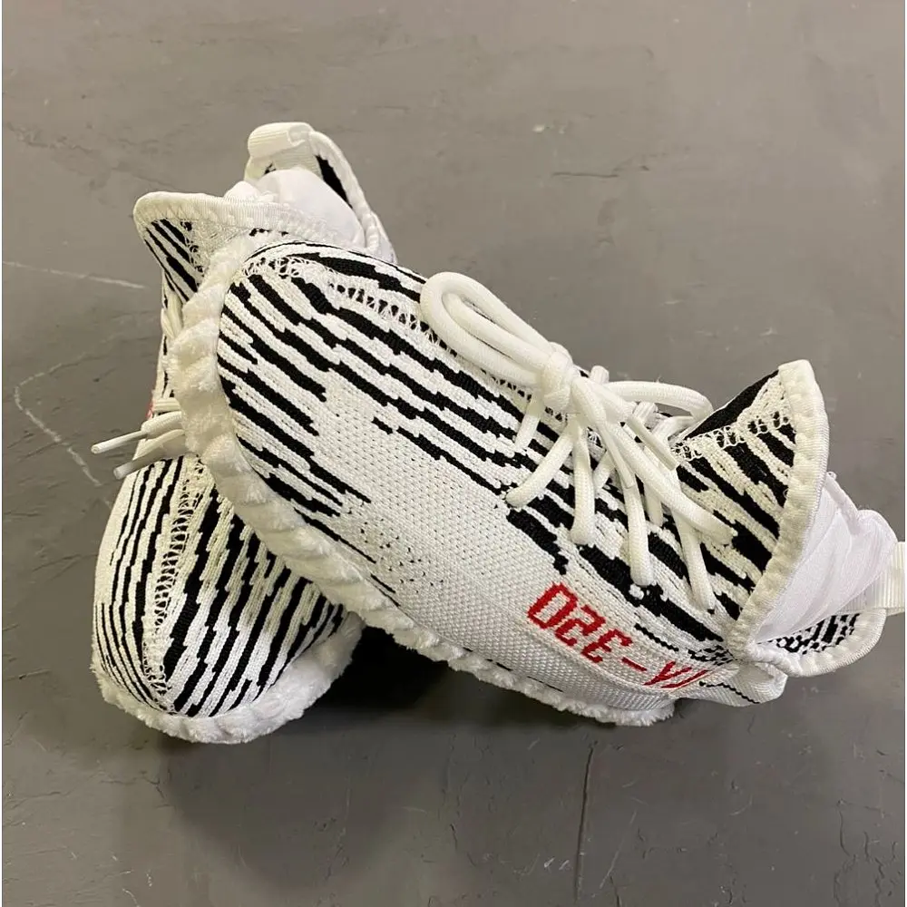 Іграшка для собак Yeezy Boost 350 кросівок зі шнурками з пискавкою, білий Multibrand zoo0006150 - фото 2