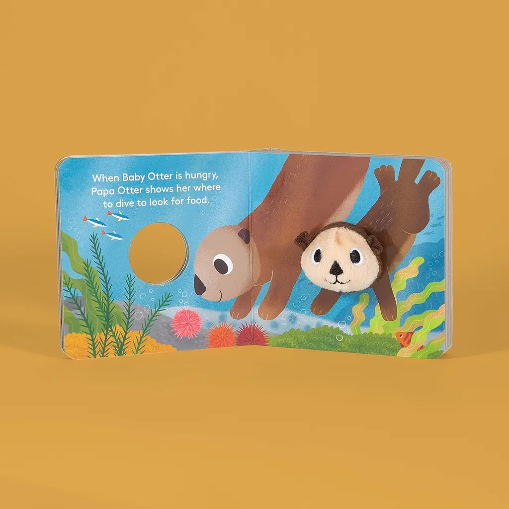 Baby Otter: Finger Puppet Book - фото 7