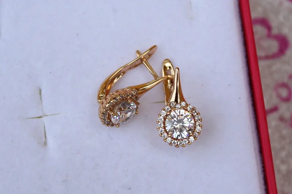 Сережки Xuping Jewelry білий камінь в обідку з дрібних фіанітів 1,6 см золотисті - фото 2