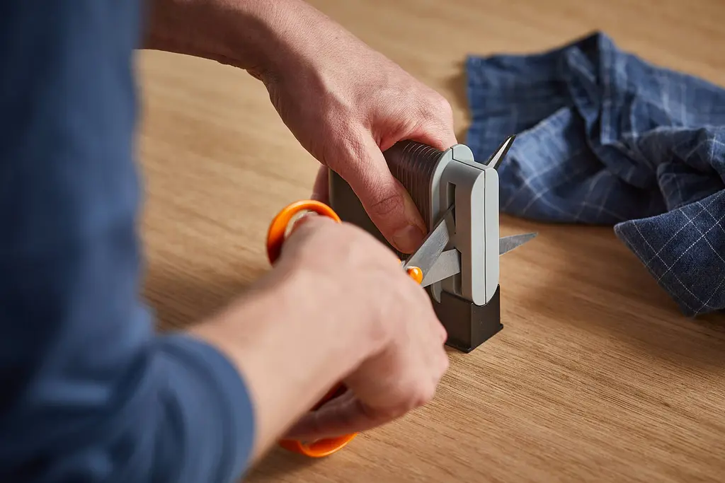 Точило для ножиць Fiskars Functional Form Чорно-сіре 1000812 - фото 3