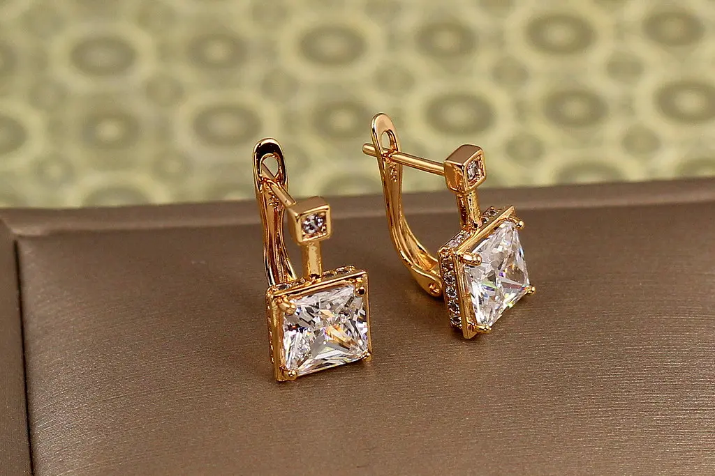 Сережки Xuping Jewelry Айсберг з білим каменем 1,5 см золотисті - фото 2