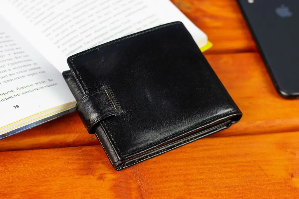 Класичне чоловіче портмоне з натуральної шкіри ST Leather В102 чорне 9,5 см - фото 7