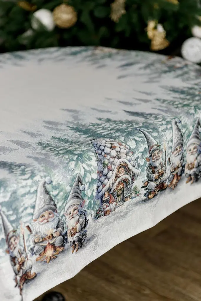 Скатерть Прованс гобеленовая Сказочные гномы овал 240х135 см (38463) - фото 4