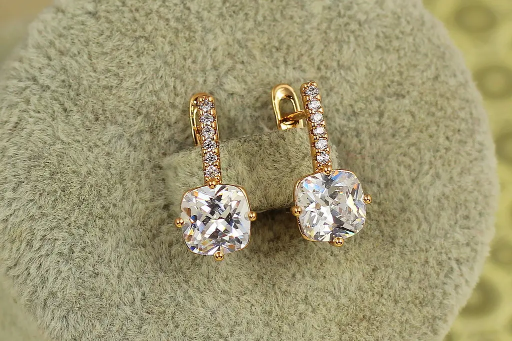 Сережки Xuping Jewelry Льод з білим каменем 1.7 см золотисті - фото 2