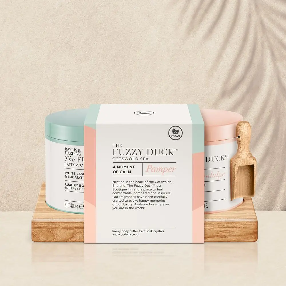 Набор Baylis & Harding The Fuzzy Duck Cotswold Spa Момент спокойствия: Кристаллы для ванны, 400 г + Масло для тела, 400 г + Деревянная лопатка - фото 2