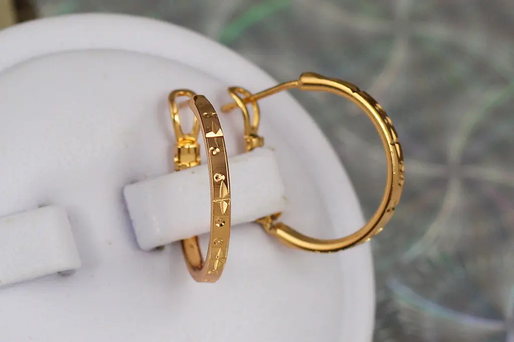 Сережки кільця Хuping Jewelry плоскі з малюнком 2 см золотисті - фото 2