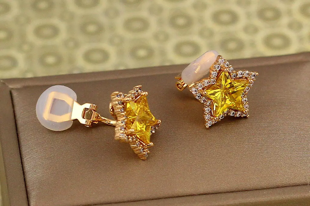 Сережки кліпси Xuping Jewelry зірки з жовтим камінням 1.6 см золотисті