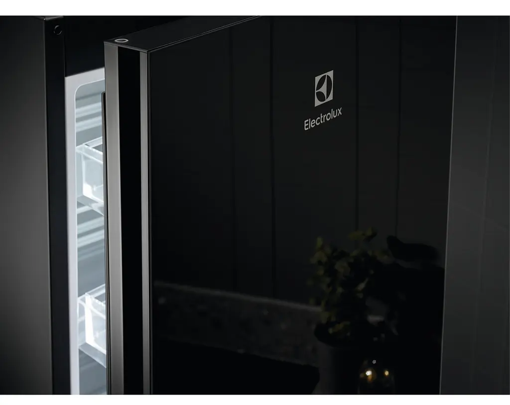 Холодильник Electrolux з нижн. мороз., 201x60х66, холод.відд.-244л, мороз.відд.-94л, 2дв., E, Combi, інв., диспл внутр., зона св-ті, чорний (скло) - фото 3