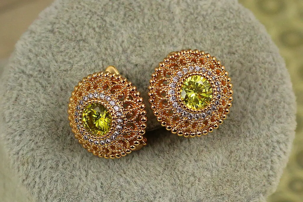 Сережки Xuping Jewelry Бароко з салатовим каменем 1,6 см золотисті - фото 2