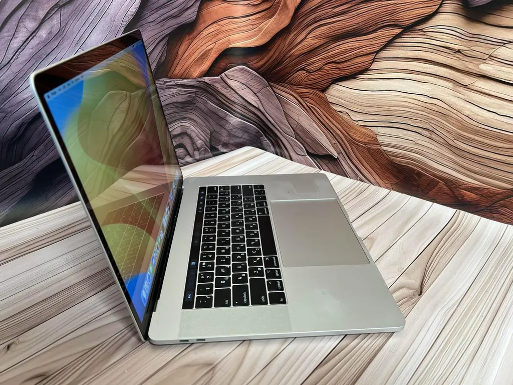 Ноутбук Apple MacBook Pro 15" 2017 i7-7700HQ/16/256 (C02WP00THTD7) Б/в - фото 4