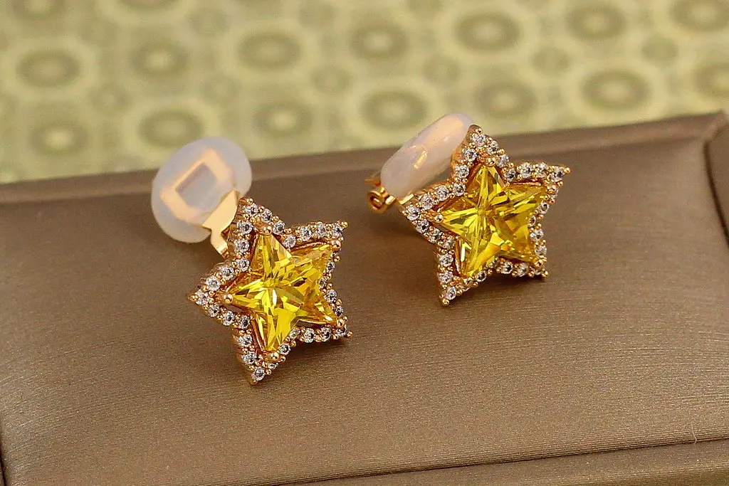 Сережки кліпси Xuping Jewelry зірки з жовтим камінням 1.6 см золотисті - фото 2