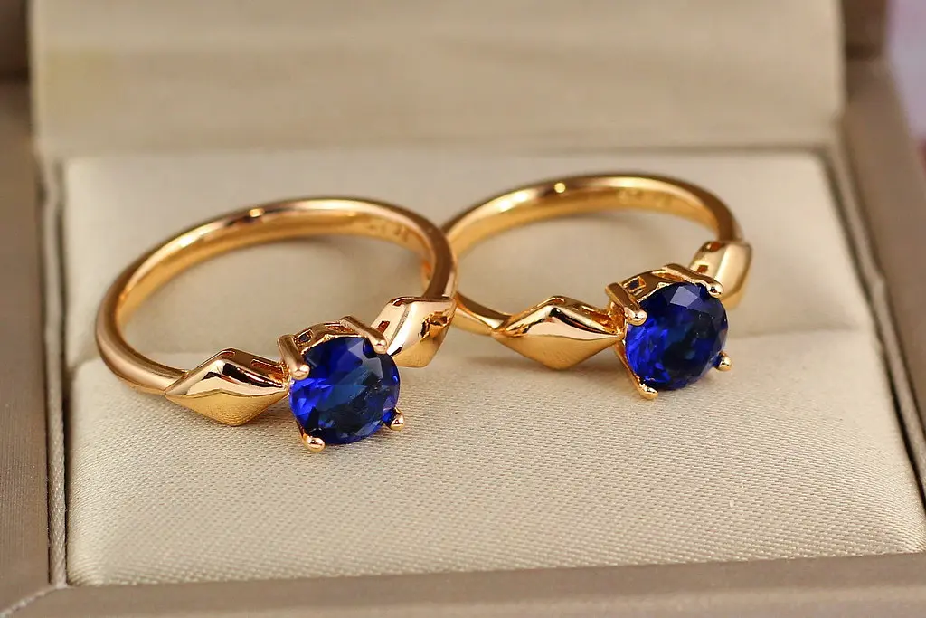 Кільце Xuping Jewelry з синім каменем і ромбами по боках р 16 золотисте - фото 2