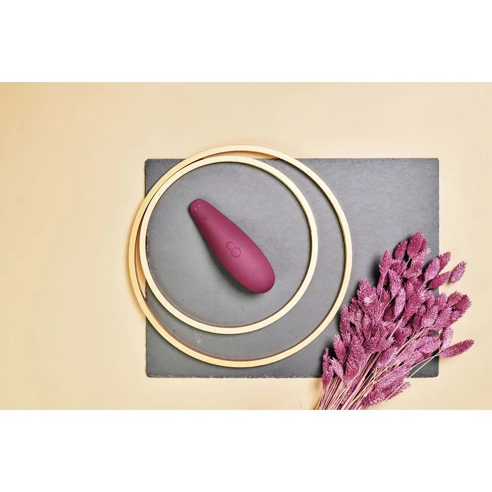 Лубрикант Womanizer Classic 2 + 50 мл- Інноваційний вакуумний стимулятор клітора, 14.8х4.8 см бордовий - фото 17