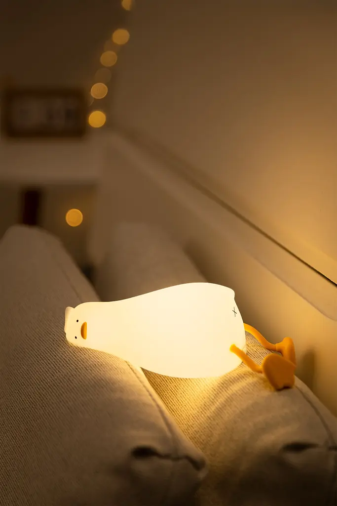 Силиконовый ночник "Лежащая утка" с подставкой для телефона - фото 4