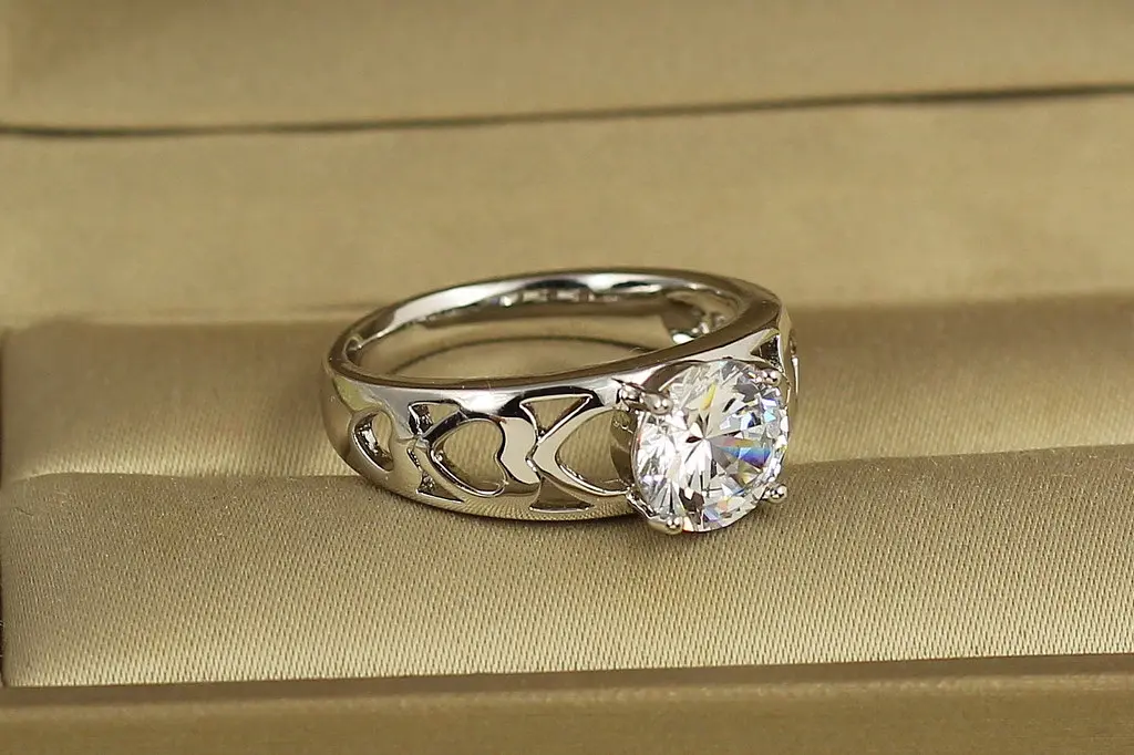 Кільце Xuping Jewelry заручальне з каменем 8 мм і серцями по боках 16 р сріблясте - фото 2