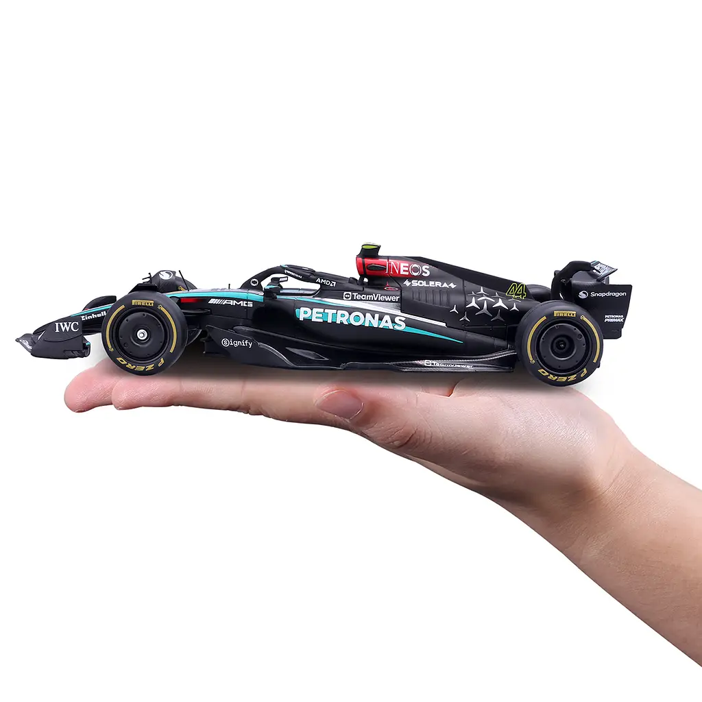 Автомодель з фігуркою Bburago Mercedes‑AMG Petronas F1 W15 (18-28069 (#44)) - фото 7