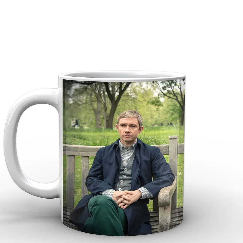 Кухоль GeekLand Шерлок Холмс Sherlock сидячи на лавці SH.002.13 330 мл білий - фото 2