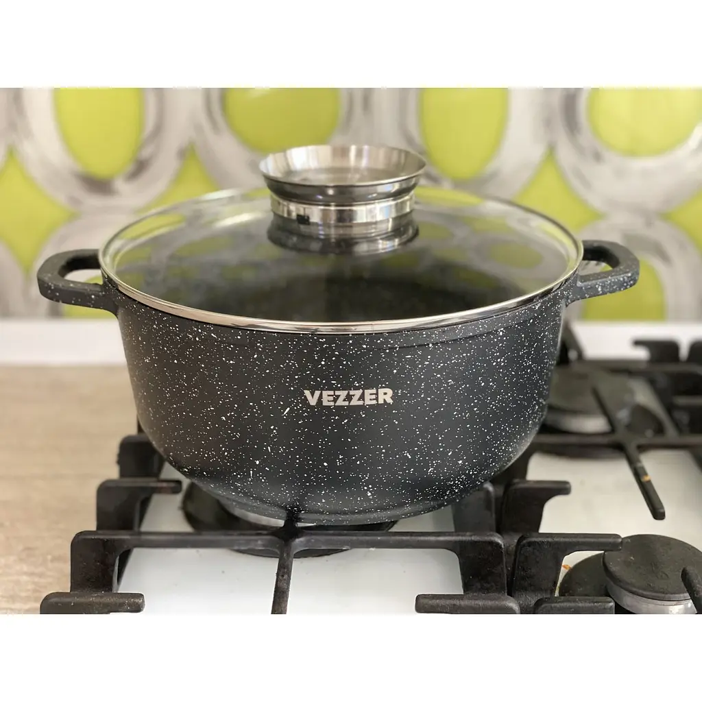 Каструля Vezzer з кришкою та силіконовими накладками на ручки 24 см 4.5 л чорна (VZ8006) - фото 8