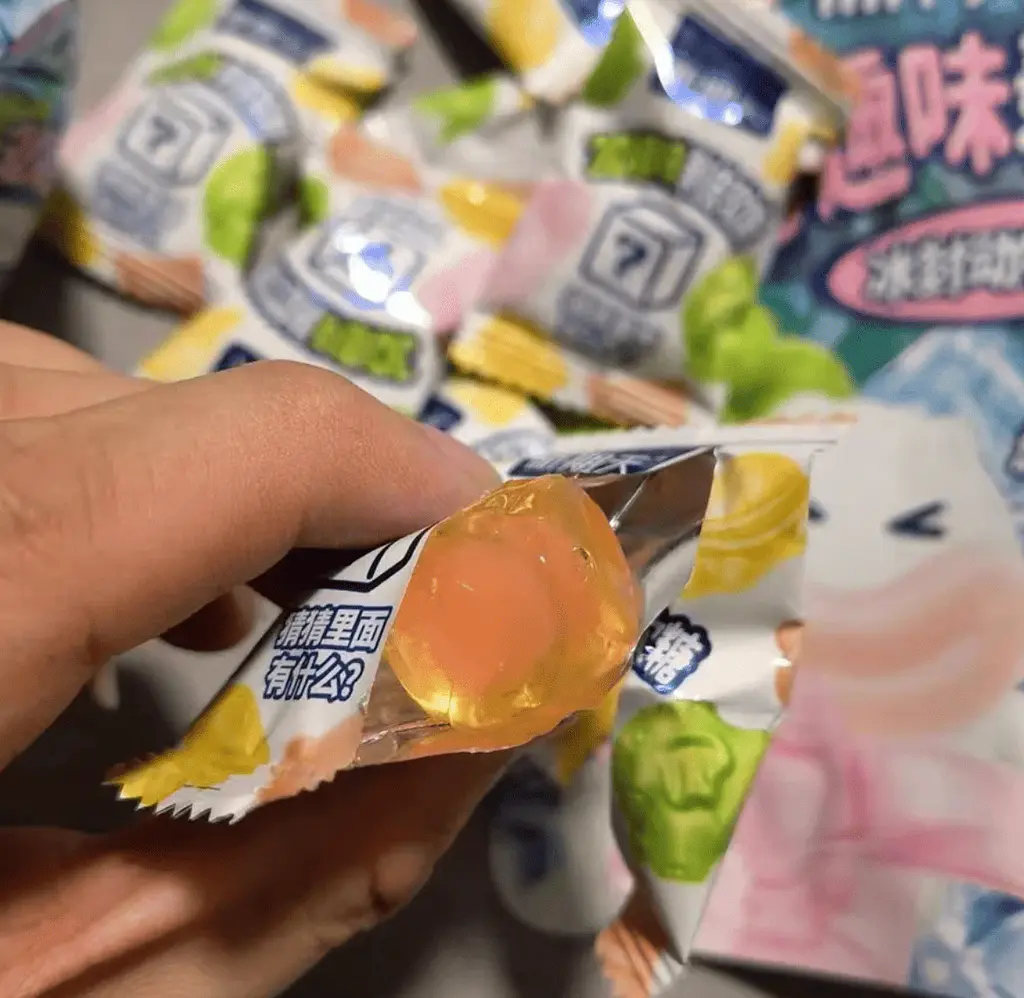 Жувальні цукерки Xingqitian Fruity Soda Gummy Candy with 3D Animal Surprise 60г - фото 6
