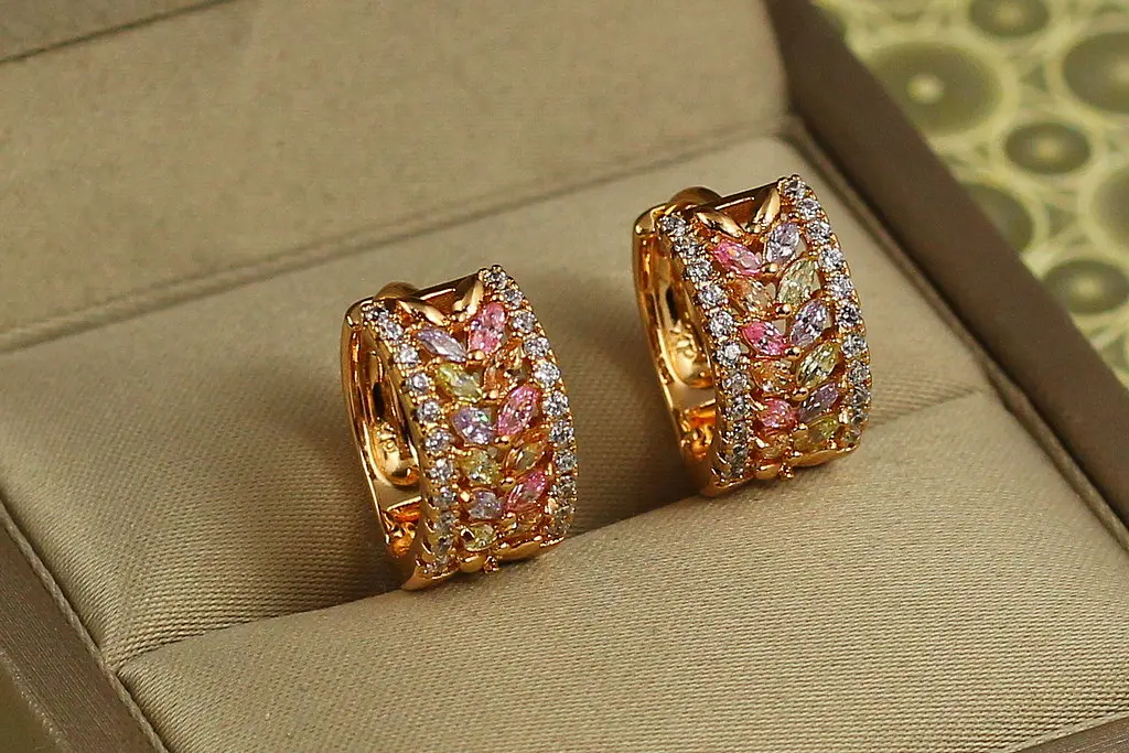 Сережки Xuping Jewelry родюче поле з різнокольоровими каменями 1,5 см золотисті - фото 2