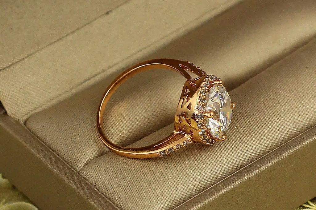 Каблучка Xuping Jewelry великий камінь в колі дрібних фіанітів р 16 золотисте - фото 2