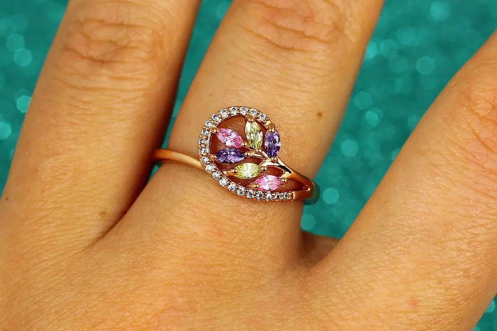 Кільце Xuping Jewelry кущик з різнокольоровими каменями р 17 золотисте - фото 2
